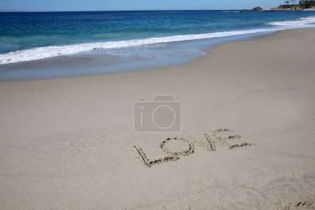 Téléchargez les photos : Written in the sand on the beach.  message handwritten on a smooth sand beach - en image libre de droit
