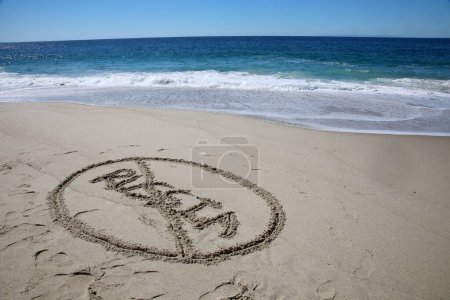 Téléchargez les photos : Russia written in the sand on the beach.  message handwritten on a smooth sand beach - en image libre de droit