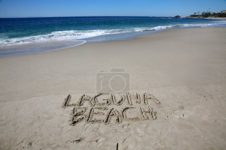 Téléchargez les photos : Laguna beach written in the sand on the beach.  message handwritten on a smooth sand beach - en image libre de droit