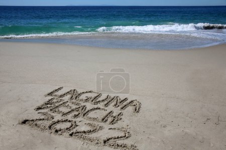 Téléchargez les photos : Laguna beach 2022  written in the sand on the beach.  message handwritten on a smooth sand beach - en image libre de droit