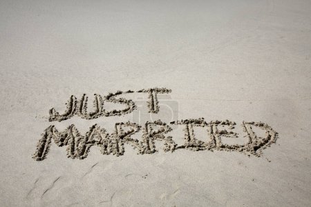 Téléchargez les photos : Just married written in the sand on the beach.  message handwritten on a smooth sand beach - en image libre de droit