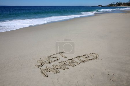 Foto de Jest merried  written in the sand on the beach.  message handwritten on a smooth sand beach - Imagen libre de derechos