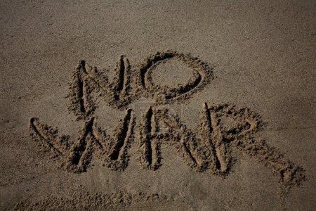 Téléchargez les photos : No war written in the sand on the beach.  message handwritten on a smooth sand beach - en image libre de droit
