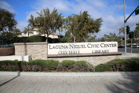 Téléchargez les photos : Californie, États-Unis - février 21, 2022 : laguna niguel civic center sign board in California, États-Unis - en image libre de droit