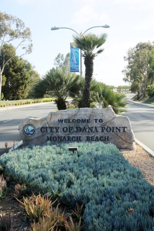 Foto de Dana Point, California - USA - February 20, 2022: City of Dana Point, Monarch Beach Welcome Sign. Dana Point City Limits Sign. - Imagen libre de derechos