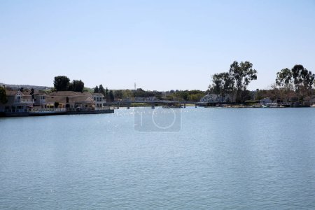 Téléchargez les photos : Woodbridge Lake, in Irvine California. Woodbridge is a large suburban housing development, begun in 1975 - en image libre de droit