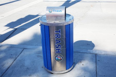 Téléchargez les photos : Inglewood, California - USA - February 20, 2022: Inglewood California Public Trash Can. Waste Bin on a sidewalk to collect trash. Do not litter. Public Waste Basket. Public Trash Can on a sidewalk. - en image libre de droit