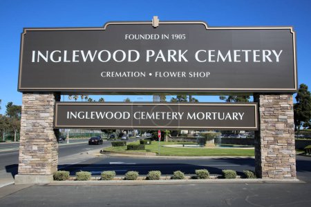 Foto de Inglewood, California 12 de febrero de 2022: Inglewood Park Cemetery Sign. Entrada al Cementerio Inglewood Park en el sur de California. Uso editorial. - Imagen libre de derechos