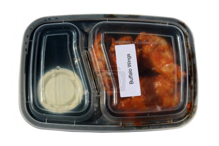 Téléchargez les photos : Buffalo Wings. Chicken Wings. Hot Wings. Restaurant Food to Go. Food Delivery. Lunch. Dinner. Packaged Food to go. Isolated on white. Room for text. Lunch Time. - en image libre de droit