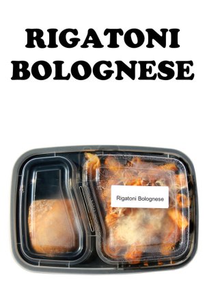 Téléchargez les photos : Rigatoni Bolognese. Restaurant Food to Go. Food Delivery. Lunch. Dinner. Packaged Food to go. Isolated on white. Room for text. Lunch Time. - en image libre de droit