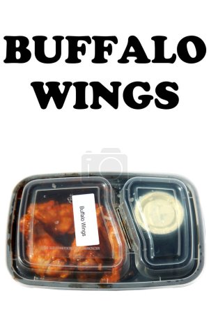 Téléchargez les photos : Buffalo Wings. Chicken Wings. Hot Wings. Restaurant Food to Go. Food Delivery. Lunch. Dinner. Packaged Food to go. Isolated on white. Room for text. Lunch Time. - en image libre de droit