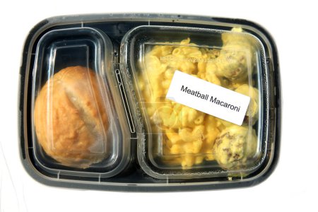 Téléchargez les photos : Meatballs and Macaroni. Restaurant Food to Go. Food Delivery. Lunch. Dinner. Packaged Food to go. Isolated on white. Room for text. Lunch Time. - en image libre de droit