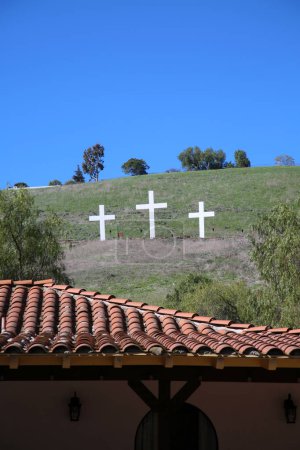Foto de Iglesia Saddleback en Rancho Capistrano California. Hermosas cruces Iglesia Saddleback y la propiedad. Rancho Capistrano. Sur de California. - Imagen libre de derechos