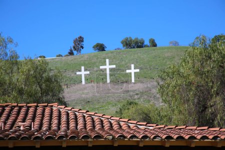 Foto de Iglesia Saddleback en Rancho Capistrano California. Hermosas cruces Iglesia Saddleback y la propiedad. Rancho Capistrano. Sur de California. - Imagen libre de derechos