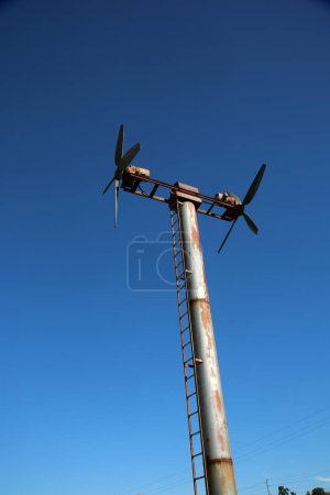 Foto de Turbina eólica en el fondo del cielo azul - Imagen libre de derechos