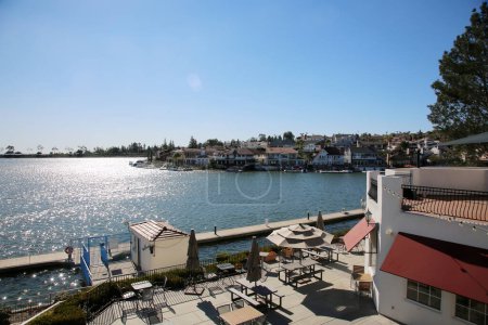 Téléchargez les photos : NEWPORT BEACH, CA - July 23, 20187: Multi Million Dollar Homes with private boat docks in Newport Beach, Balboa Island California. Newport Beach, Balboa Island are World. - en image libre de droit