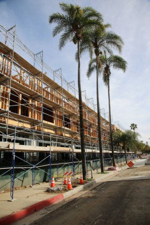 Téléchargez les photos : Site de construction. Un grand bâtiment en construction. Construction de bâtiments en Santa Ana California. - en image libre de droit