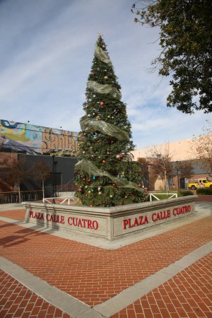 Téléchargez les photos : Sapin de Noël et pancarte Plaza Calle Cuatro à Santa Ana, Californie, USA - en image libre de droit