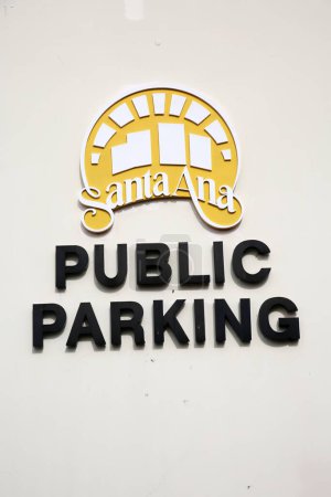 Téléchargez les photos : Public parking sign,  text. - en image libre de droit