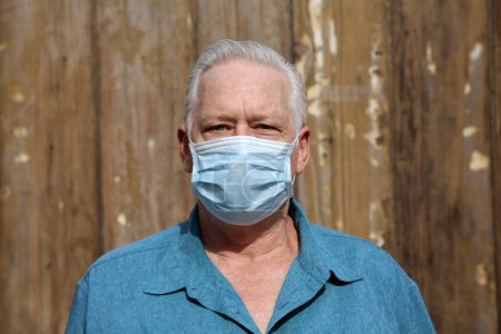 Téléchargez les photos : Elderly man in the medical mask - en image libre de droit