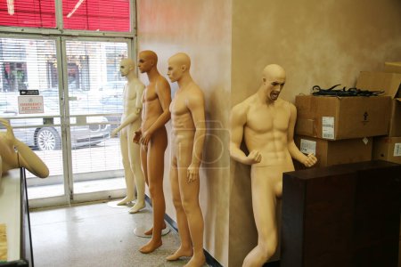 Foto de Mannequins. Naked Mannequins in a clothing store.  mannequins without clothes in a shop. Naked plastic dummies  in a store. - Imagen libre de derechos