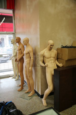 Foto de Mannequins. Naked Mannequins in a clothing store.  mannequins without clothes in a shop. Naked plastic dummies  in a store. - Imagen libre de derechos