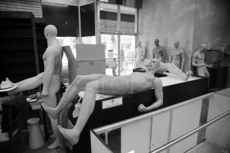 Téléchargez les photos : Mannequins. Naked Mannequins in a clothing store.  mannequins without clothes in a shop. Naked plastic dummies  in a store. - en image libre de droit