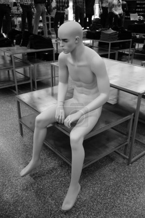 Foto de Maniquí. Maniquí desnudo en una tienda de ropa - Imagen libre de derechos