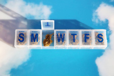 Téléchargez les photos : Marijuana in daily medication pill case on sky background. Medical Cannabis Prescription. - en image libre de droit