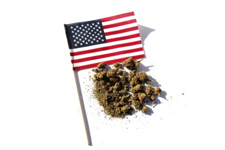 Téléchargez les photos : Bourgeons de marijuana avec un drapeau américain. - en image libre de droit