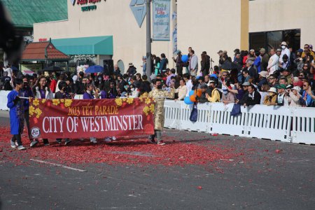 Foto de Westminster, California - Estados Unidos - 22 de enero de 2023: El desfile del Tet para celebrar el Año Nuevo Lunar en Little Saigon. El desfile del Tet cuenta con carrozas, bandas de marcha, bailes de leones, guardias de color y más. - Imagen libre de derechos