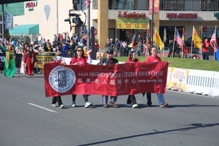 Foto de Westminster, California - Estados Unidos - 22 de enero de 2023: El desfile del Tet para celebrar el Año Nuevo Lunar en Little Saigon. El desfile del Tet cuenta con carrozas, bandas de marcha, bailes de leones, guardias de color y más. - Imagen libre de derechos