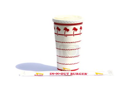 Téléchargez les photos : Lake Forest, California - USA February 25, 2023. IN-N-OUT Burgers. Drink Cup. Soda Cup with a plastic straw. Drink cup with Lemonade. Isolated on white. Room for text. clipping path. Paper Cup. - en image libre de droit