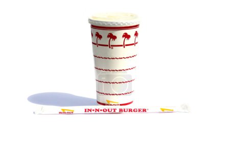 Téléchargez les photos : Lake Forest, California - USA February 25, 2023. IN-N-OUT Burgers. Drink Cup. Soda Cup with a plastic straw. Drink cup with Lemonade. Isolated on white. Room for text. clipping path. Paper Cup. - en image libre de droit
