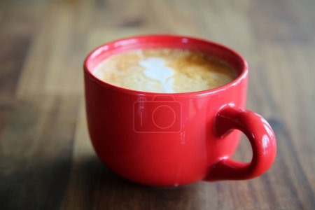 Téléchargez les photos : Une tasse de cappuccino sur une table en bois - en image libre de droit