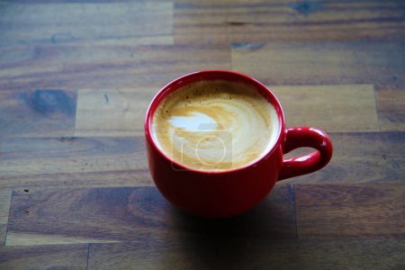 Foto de Latte. taza de café arte latte. Capuchino o latte con espuma espumosa, taza de café rojo. Primer plano de vista superior. En una cafetería. Café y bar, concepto de arte barista. Arte Latte en una taza de café caliente. - Imagen libre de derechos
