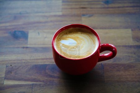 Foto de Latte. taza de café arte latte. Capuchino o latte con espuma espumosa, taza de café rojo. Primer plano de vista superior. En una cafetería. Café y bar, concepto de arte barista. Arte Latte en una taza de café caliente. - Imagen libre de derechos