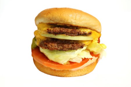 Téléchargez les photos : Lake Forest, Californie - États-Unis 25 février 2023. Burgers in-n-out. Double double hamburger au fromage. Isolé sur blanc. De la place pour le texte. Burgers au fromage sont appréciés dans le monde entier par les gens pour le déjeuner et le dîner. - en image libre de droit