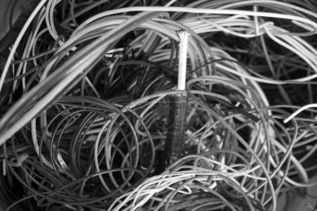 Foto de Lake Forest, California - Estados Unidos - 7 de mayo de 2023: alambre de cobre. Chatarra de alambre eléctrico para reciclar. Un viejo cable eléctrico. Montón desordenado de cables de colores caos de red de cables multicolores. Residuos de construcción - Imagen libre de derechos