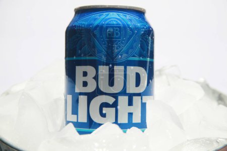 Foto de Lake Forest, California - Estados Unidos - 29 de abril de 2023: Bud Light. Lata de aluminio de Bud Light. Un boicot fue estimulado por un patrocinio que la compañía hizo con Dylan Mulvaney, un activista transgénero. Editorial. - Imagen libre de derechos