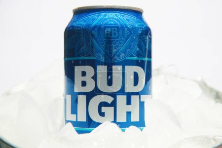 Téléchargez les photos : Lake Forest, Californie - États-Unis - 29 avril 2023 : Bud Light. Canette en aluminium de Bud Light. Un boycott a été motivé par un parrainage que l'entreprise a fait avec Dylan Mulvaney, un militant transgenre. Éditorial. - en image libre de droit