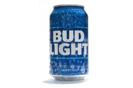 Foto de Lake Forest, California - Estados Unidos - 29 de abril de 2023: Bud Light. Lata de aluminio de Bud Light. Un boicot fue estimulado por un patrocinio que la compañía hizo con Dylan Mulvaney, un activista transgénero. Editorial. - Imagen libre de derechos