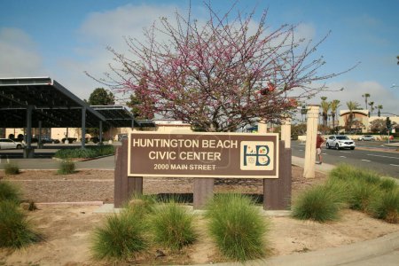Téléchargez les photos : Huntington Beach, Californie - États-Unis - 23 avril 2023 : Panneau du Huntington Beach California Civic Center. Centre-ville Connexion Huntington Beach. Ville Bâtiments Emplacement à Surf City CA. - en image libre de droit