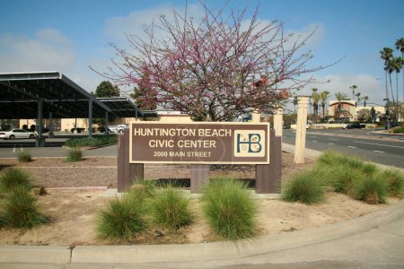 Téléchargez les photos : Huntington Beach, Californie - États-Unis - 23 avril 2023 : Panneau du Huntington Beach California Civic Center. Centre-ville Connexion Huntington Beach. Ville Bâtiments Emplacement à Surf City CA. - en image libre de droit