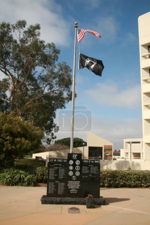 Téléchargez les photos : Huntington Beach, Californie - États-Unis - 23 avril 2023 : Mémorial des héros de toutes les guerres. Exposition commémorative Huntington Beach Hero de All Wars au Civic Center. Au moins nous oublions nos héros de toutes les guerres. - en image libre de droit