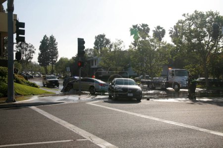 Téléchargez les photos : Lake Forest, Californie - États-Unis - 26 avril 2023 : Accident de voiture majeur. Voiture passant au-dessus d'une bouche d'incendie et causant des inondations et un risque d'eau à la suite d'une collision. Un accident de voiture détruit une bouche d'incendie. - en image libre de droit