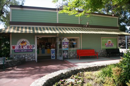 Foto de Buena Park, California - Estados Unidos - Abril - 27-2023: Knott 's Berry Farm. Knotts Berry Farm entrada y taquillas. Construir una tienda de trabajo de oso es una de las muchas actividades que la gente puede disfrutar durante su visita. - Imagen libre de derechos