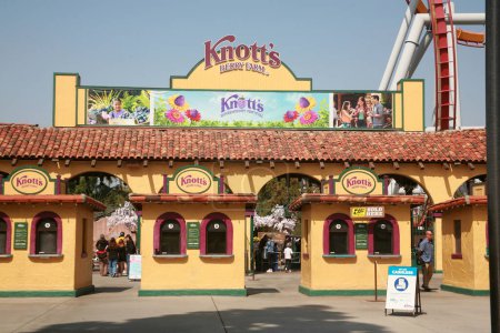Téléchargez les photos : Buena Park, Californie - États-Unis - 27 avril 2023 : Knott's Berry Farm. Knotts Berry Farm entrée et billetterie. Portes d'entrée avec montagnes russes Routes en arrière-plan. Un moment de plaisir pour tous. - en image libre de droit