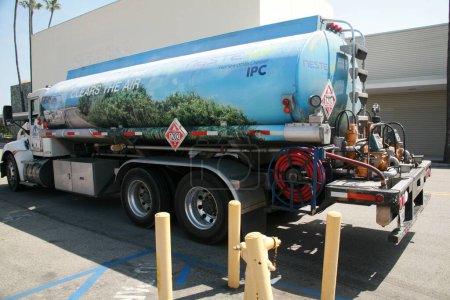 Téléchargez les photos : Buena Park, Californie - États-Unis - 27 avril 2023 : Camion de livraison d'essence. Camion à essence. Un camion de livraison d'essence dans un parking. Livraison de carburant. Combustibles fossiles. Bio diesel. Camion de travail. - en image libre de droit