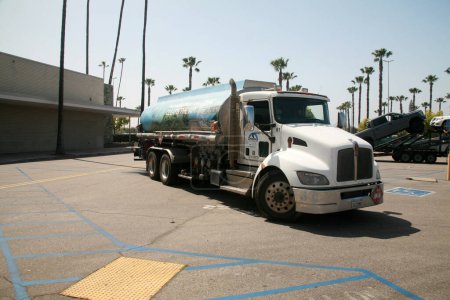 Foto de Buena Park, California - Estados Unidos - Abril - 27-2023: Gasolina Delivery Truck. Camión de gas. Un camión de reparto de gasolina en un estacionamiento. Entrega de combustible. Combustibles fósiles. Bio diesel. Camión de trabajo. - Imagen libre de derechos